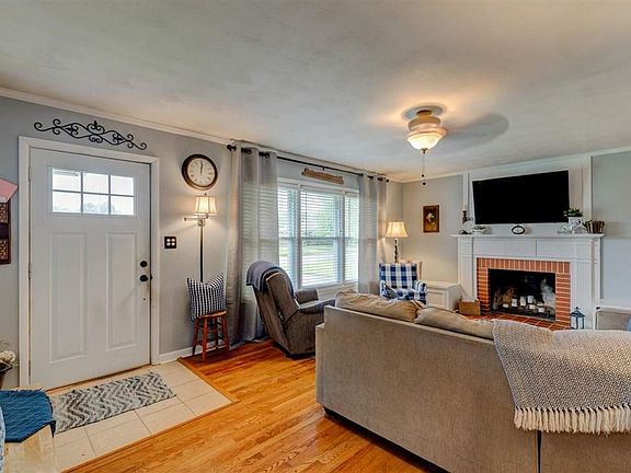 4th image of 3421 Royal Dr