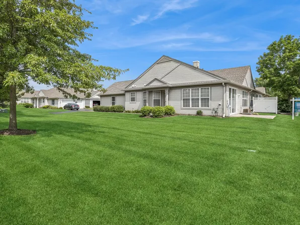 13759 Briargate Dr #1, Huntley, IL 60142