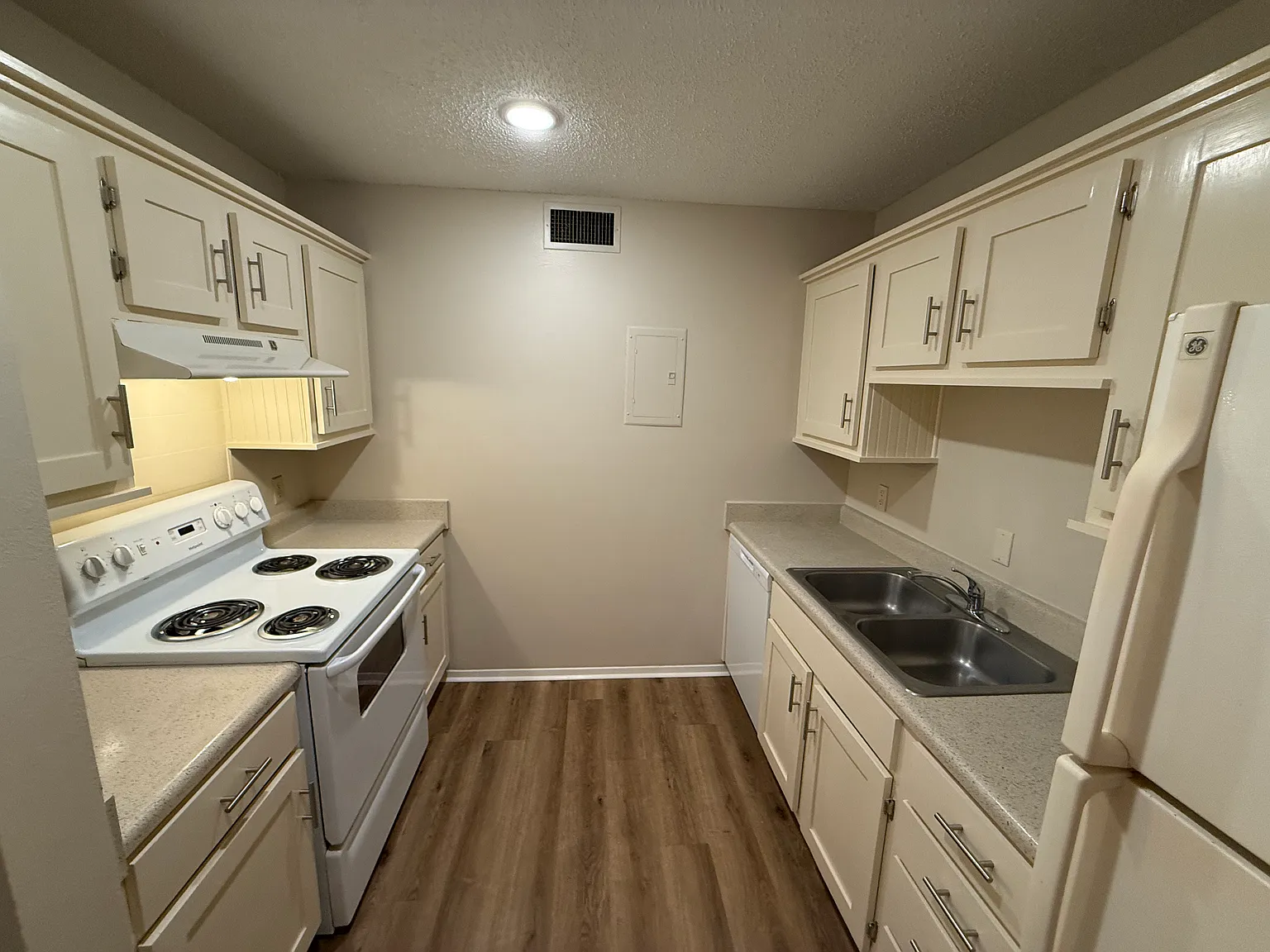2 bed, 900 sqft, $875 — Photo 2