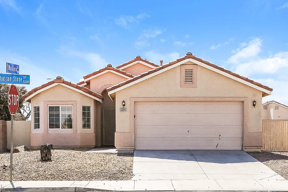 4 bed, 2.0 bath, 1606 sqft, $2,035 — Photo 1