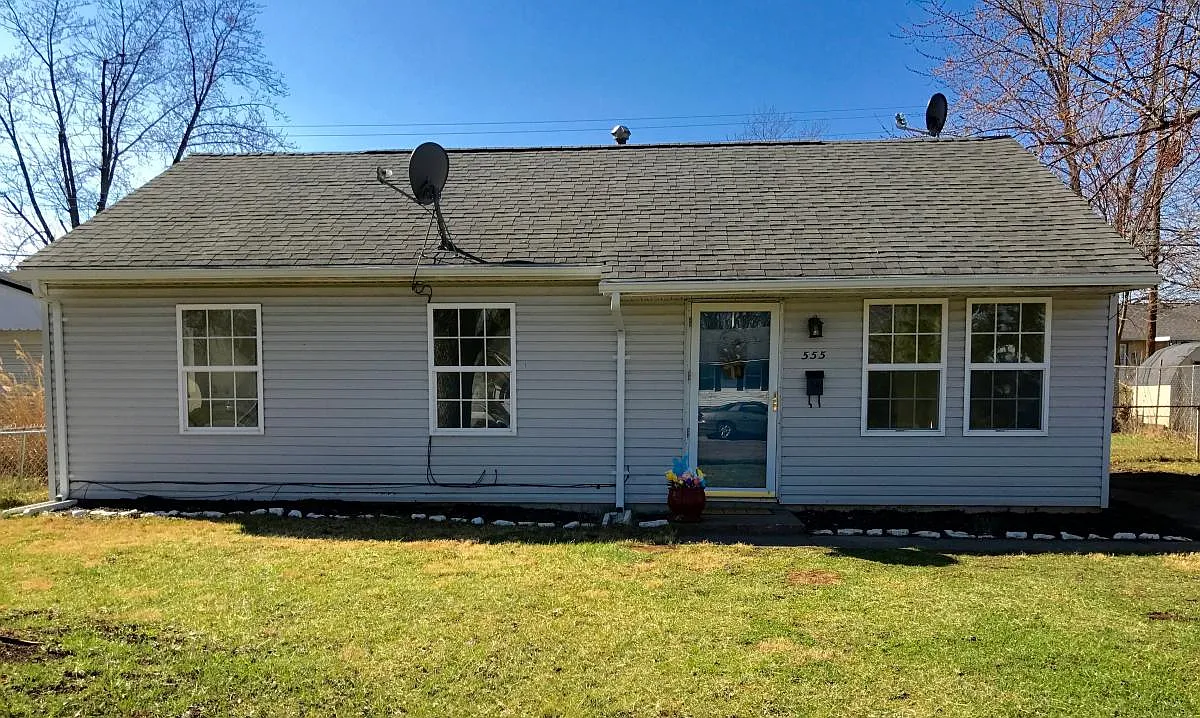 3 bed, 925 sqft, $1,145 — Photo 1