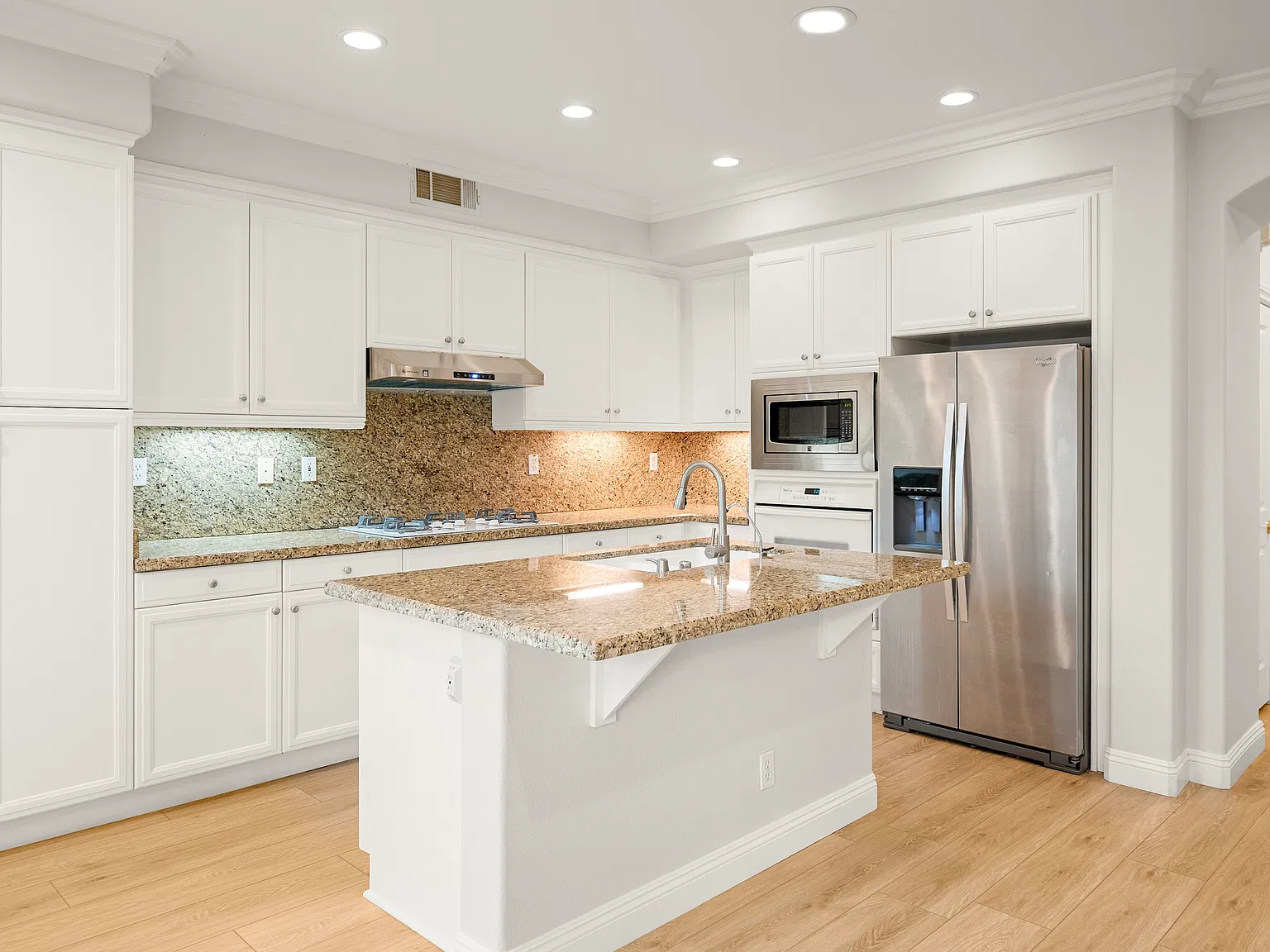 4 bed, 2356 sqft, $5,600 — Photo 4
