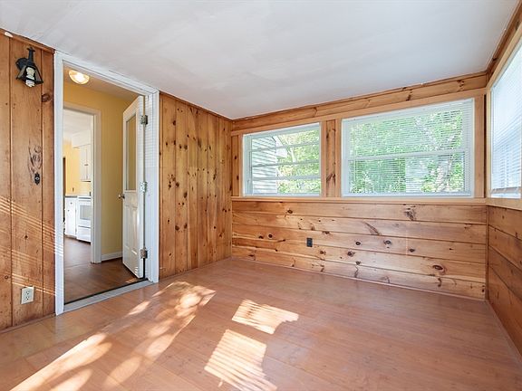 5th image of 172 Blackstone St