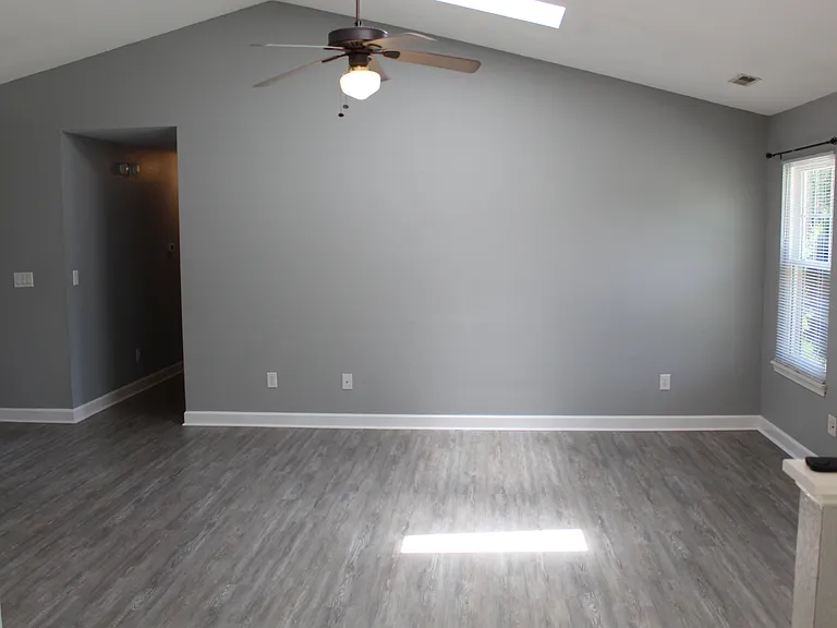 612 Woodfield Cir — Photo 3