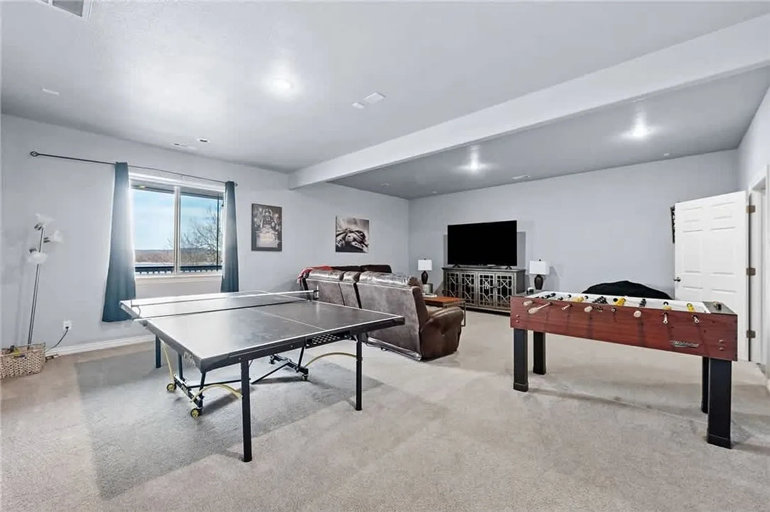 5 bed, 4.0 bath, 3993 sqft, $8,483 — Photo 4