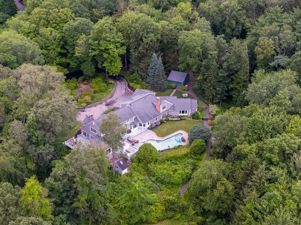 8 Up The Road, Simsbury, CT 06092