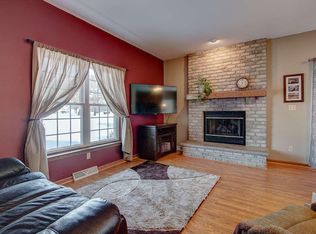 8033 W Lake Pointe Dr, Franklin, WI 53132