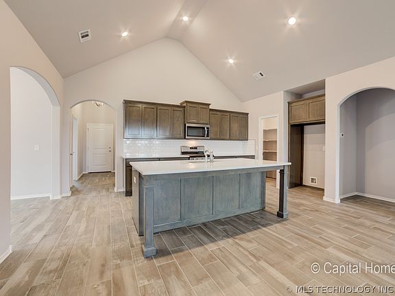 3rd image of 2025 W Huntsville Pl