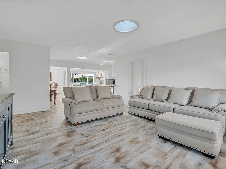 450 Lambert Ave — Photo 8