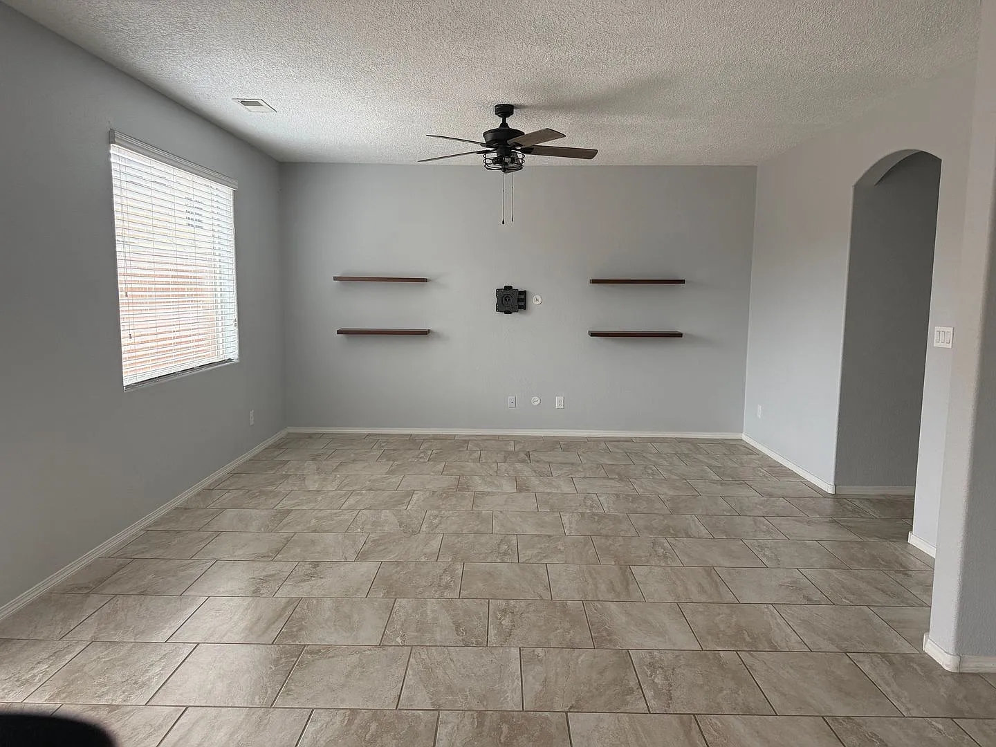 Modern 4 Br, 3 Ba w/ major appliances, 2723 sq ft and 3 living areas. — Photo 3