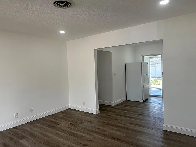 1404 SE 3rd Ter — Photo 12