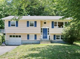 26 Lancaster Dr, Suffern, NY 10901