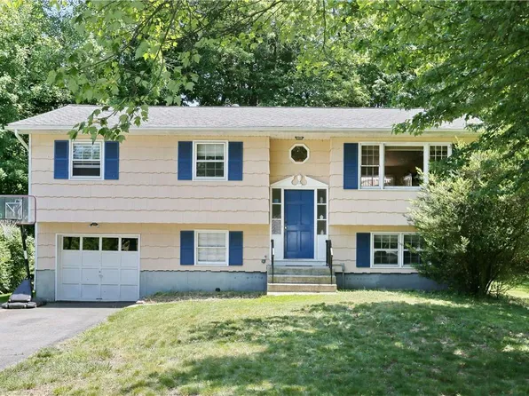 26 Lancaster Drive, Suffern, NY 10901