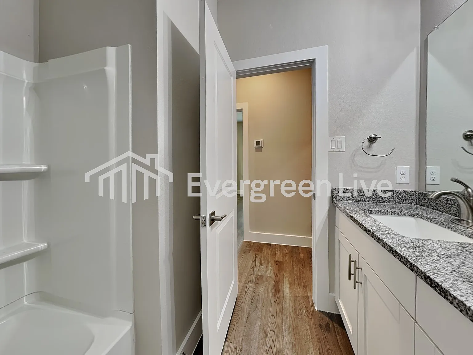 4 bed, 2.0 bath, 2008 sqft, $2,195 — Photo 3