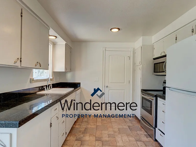 130 NW Clipper Dr — Photo 2