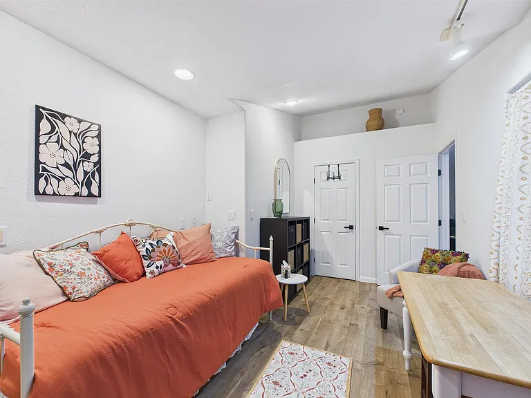 +Bedroom 3
+Day bed (twin)
+Half bathroom 
+Closet with build-ins
+Dresser/Drawers
+TV
+Desk
+Exterior access
+Bedroom door lock