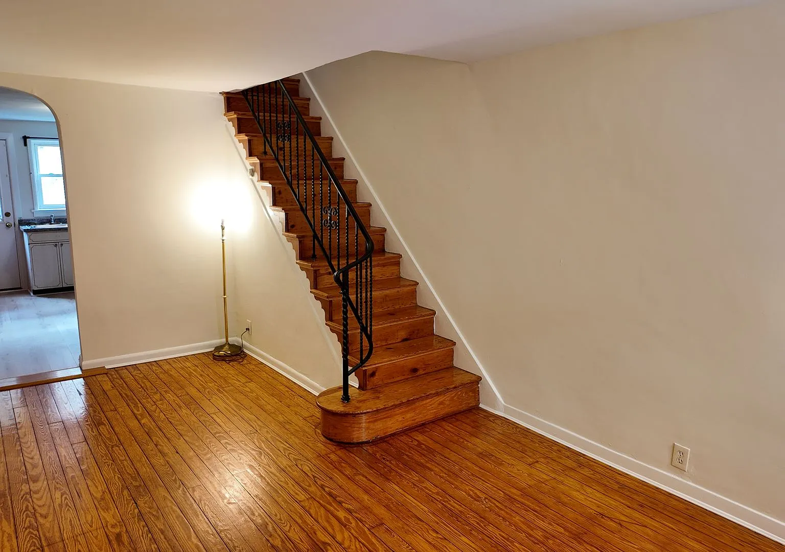Charming 2-Bedroom Rowhome Pennsport — Photo 1