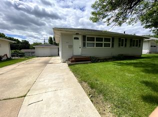 1522 W 4th St, Cedar Falls, IA 50613