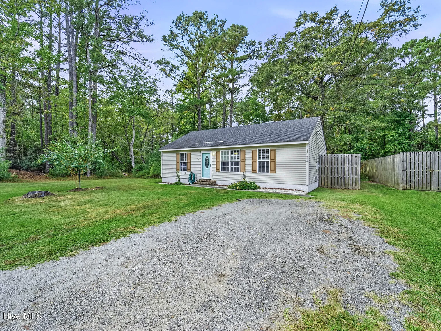 3 bed, 1.0 bath, 1040 sqft, $1,300 — Photo 2