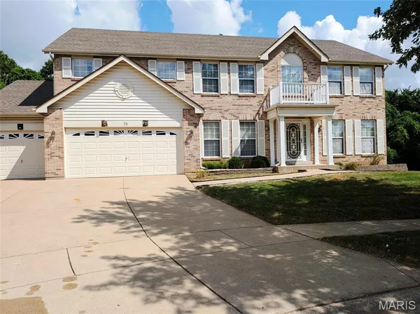 15 Country Lane Ct, Florissant, MO 63033