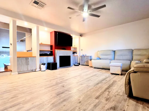 18631 Collins St APT 27, Tarzana, CA 91356