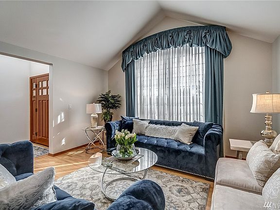Great Space... Light and bright, clean and comfy. Fresh, neutral paint.  Very inviting.