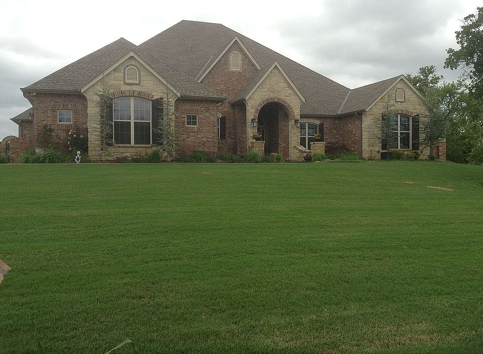2nd image of 121 N Oaks Rd