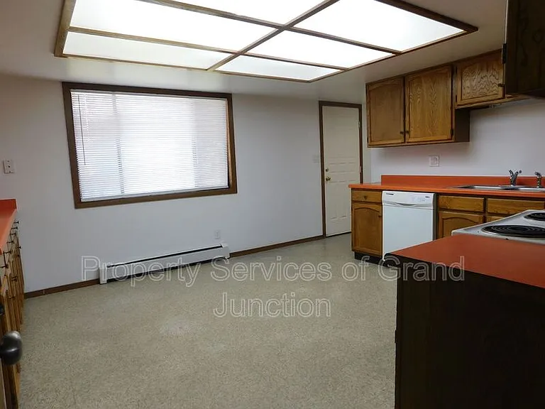 568 Dawn Ct #1 — Photo 5