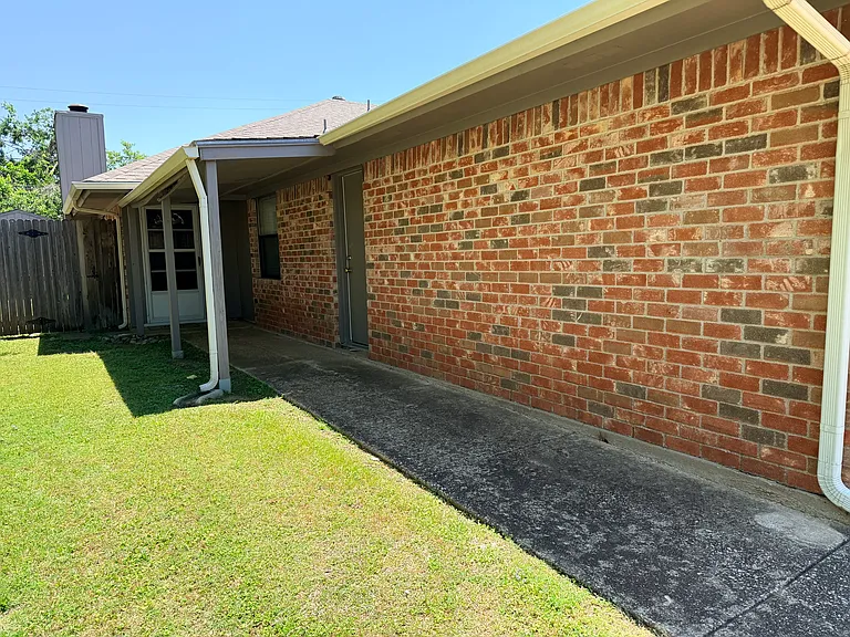 6610 Parkview Dr — Photo 3