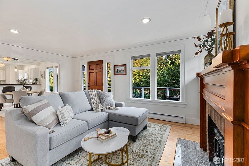 4th image of 3218 S Byron Street
