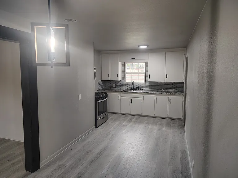 4456 N Detroit Ave — Photo 4