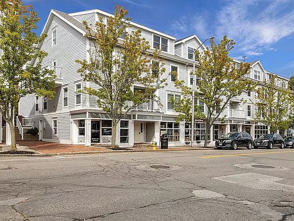 Front view of 33 Deer street