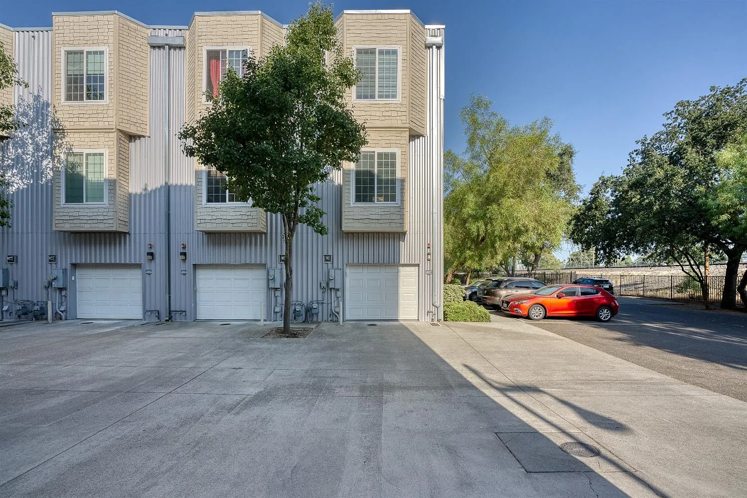 402 Harriet Ln photo 1