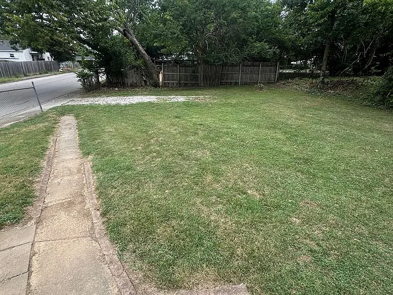 649 Golfview Dr — Photo 2