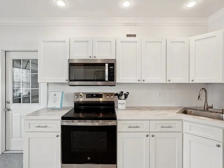 55 N Washington Dr — Photo 14