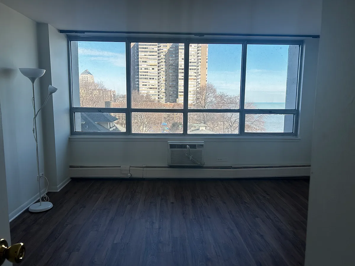 Building Photo - 6171 N Sheridan Rd #509