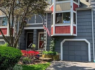 157 Treetop Cir, Nanuet, NY