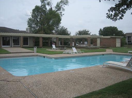 3rd image of 1901 Holleman Dr #215