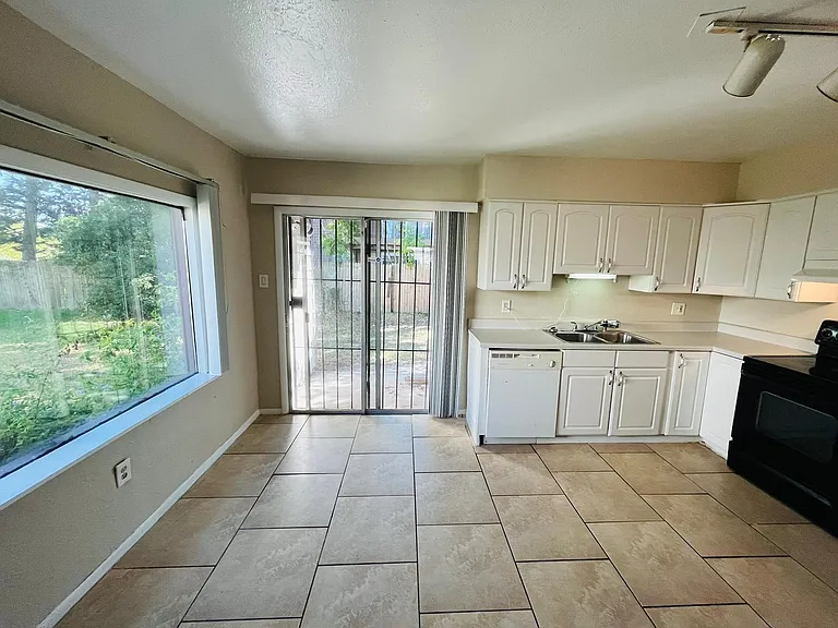 3914 Crayrich Cir — Photo 3