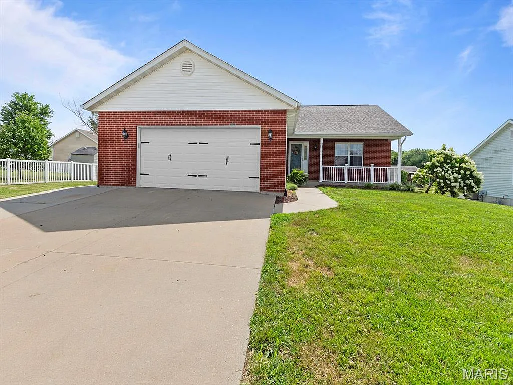 1108 Oakwood Ln photo 1