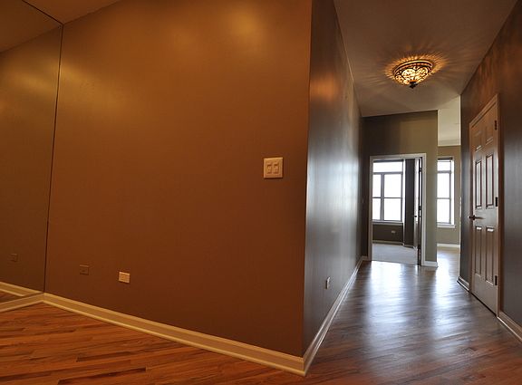 4th image of 1717 S Prairie Ave APT 2304