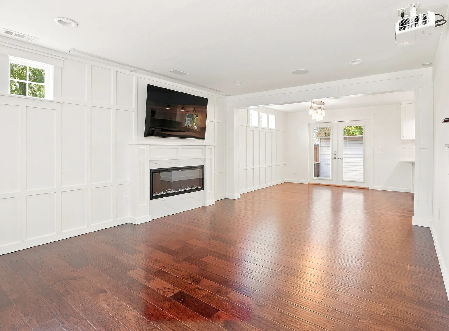 4 Bedroom PLUS Above Garage Bonus Room in Bothell! Air Conditioned! — Photo 3