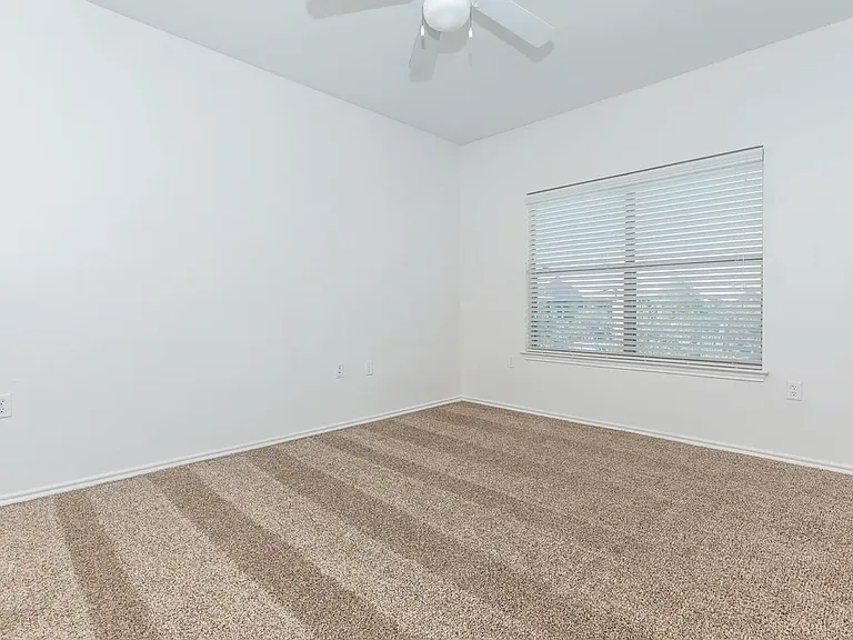 San Pedro Apartments — Photo 19