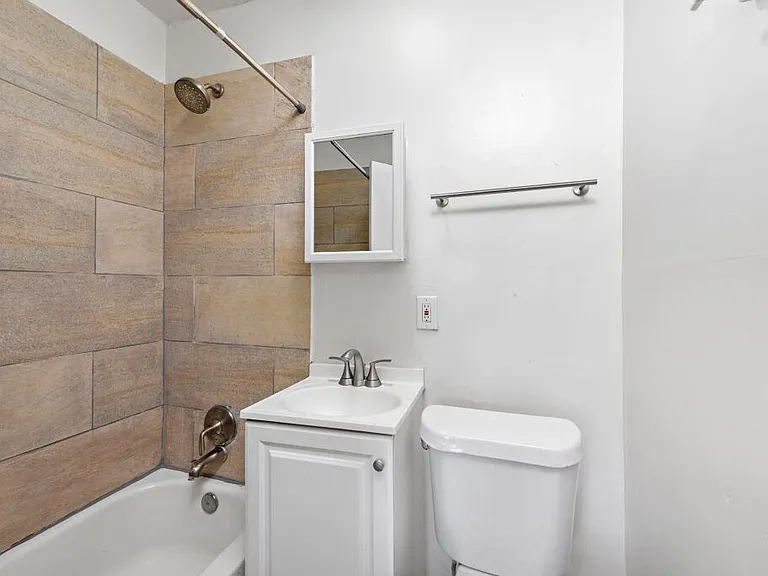 3933 Charlotte St — Photo 11