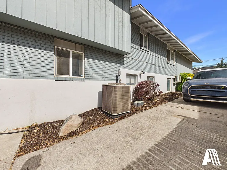 967 W Duplex — Photo 17