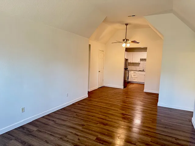 1110 Barrington Ln — Photo 4