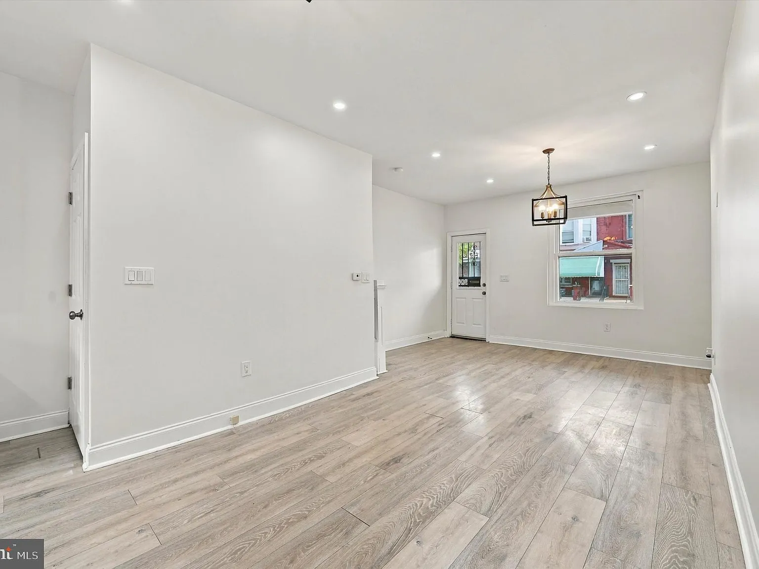 3 bed, 1.0 bath, 1000 sqft, $1,975 — Photo 2