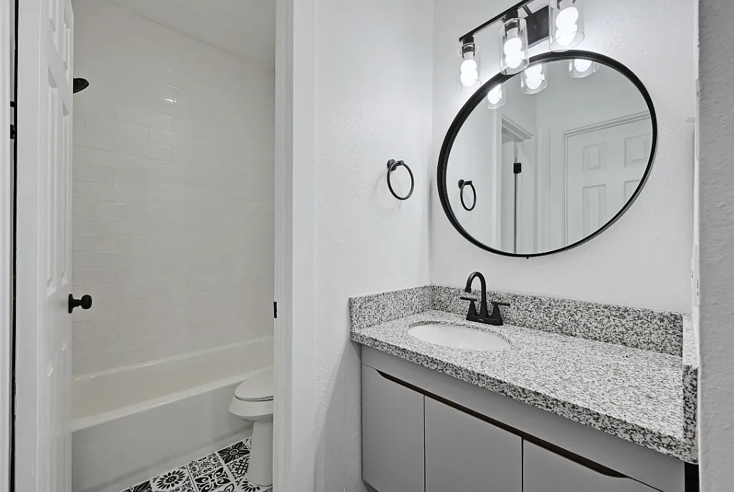 2 bed, 1000 sqft, $1,295 — Photo 2
