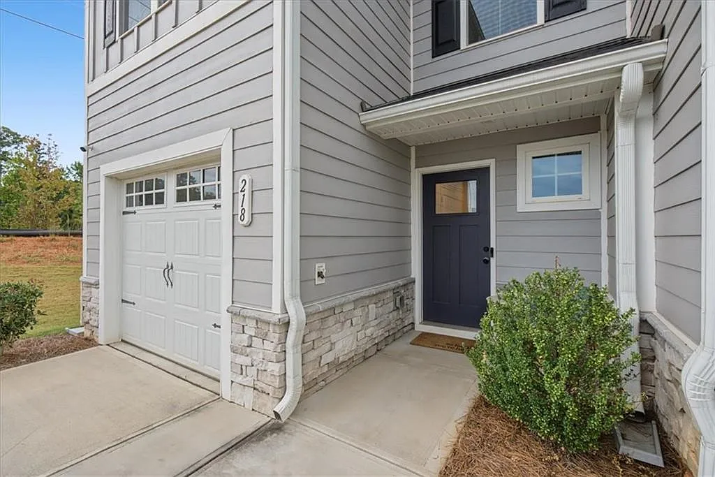 3 bed, 2.5 bath, 1452 sqft, $1,799 — Photo 2