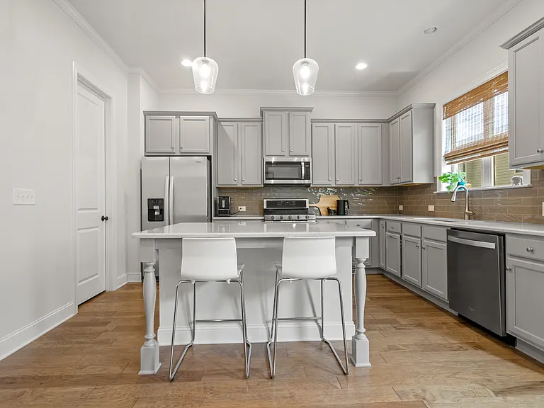 613 Harrington Hls — Photo 2